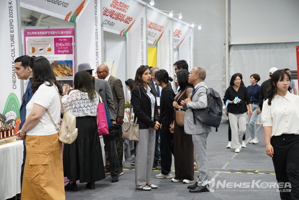'2025 천안 K-컬처박람회'를 찾은 주한대사관 관계자들이 푸드 전시관에서 관련 제품을 둘러보고 있다. @천안시
