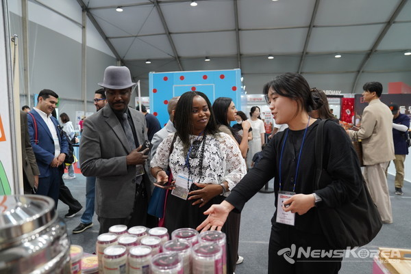 '2025 천안 K-컬처박람회'를 찾은 주한대사관 관계자들이 푸드 전시관에서 관련 제품을 둘러보고 있다. @천안시