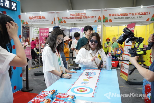'2025 천안 K-컬처박람회'를 찾은 관람객들이 푸드 전시관을 찾은 관람객들이 팝업스토어 이벤트에 참여하고 있다. @천안시