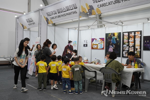 '2025 천안 K-컬처박람회'를 찾은 어린이들이 페이스페인팅을 받기 위해 대기하고 있다. @천안시
