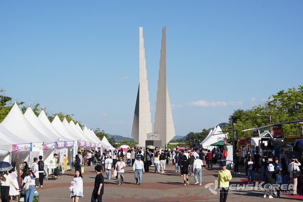 '2025 천안 K-컬처박람회'를 찾은 관람객들의 모습.  @천안시