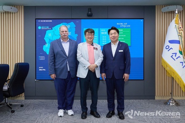 왼쪽부터 Michael Pisani 교수, Eugene Y. Roh 교수, 오세현 아산시장 @아산시