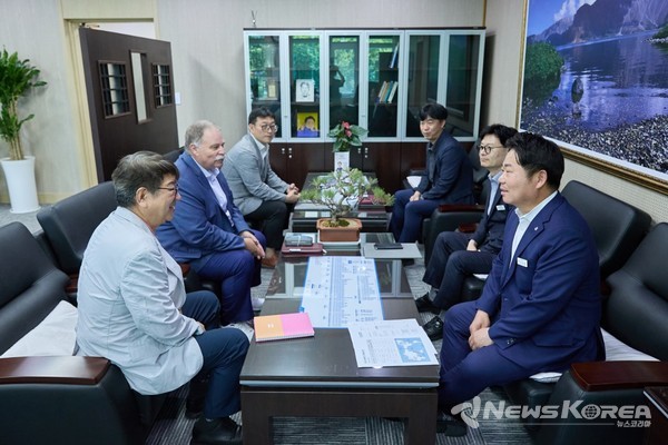 센트럴미시간대 교수들과 아산시 청소년 교류협력 방안을 논의하고 있다. @아산시