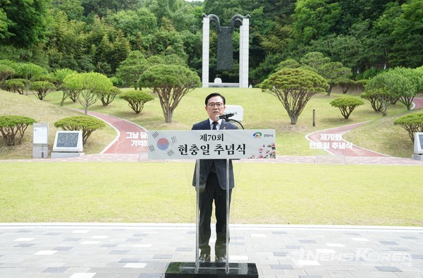 김석필 천안시장 권한대행이 6일 천안보훈공원에서 열린 현충일 추념식에서 추념사를 하고 있다. @천안시