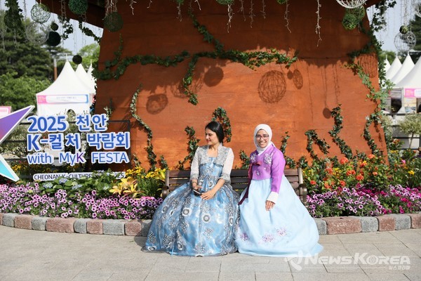 지난 5일 문화체육관광부 K-인플루언서, 코리아넷 명예기자단이 ‘2025 천안 K-컬처박람회’ 가 한복을 입고 박람회장을 기념촬영을 하고 있다. @천안시