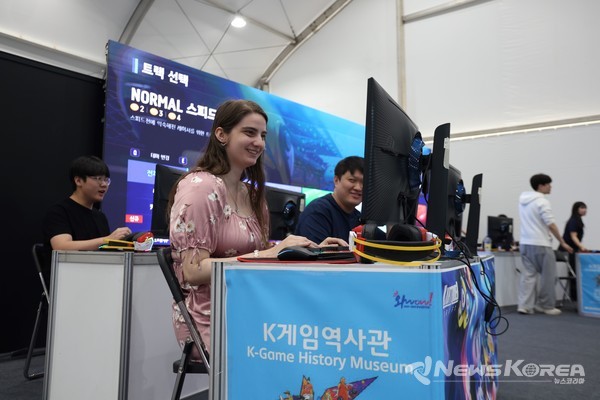 지난 5일 문화체육관광부 K-인플루언서, 코리아넷 명예기자단이 ‘2025 천안 K-컬처박람회’ 게임 산업전시관에서 카트라이더 게임을 체험하고 있다.  @천안시