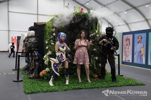 지난 5일 문화체육관광부 K-인플루언서, 코리아넷 명예기자단이 ‘2025 천안 K-컬처박람회’ 게임 산업전시관에서 카트라이더 게임을 체험하고 있다.  @천안시