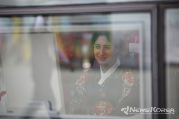 지난 5일 문화체육관광부 K-인플루언서, 코리아넷 명예기자단이 ‘2025 천안 K-컬처박람회’ 가 한복을 입고 박람회장을 기념촬영을 하고 있다.  @천안시