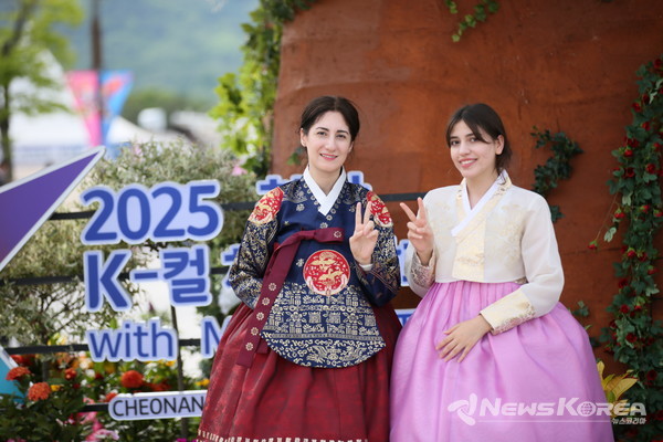 지난 5일 문화체육관광부 K-인플루언서, 코리아넷 명예기자단이 ‘2025 천안 K-컬처박람회’ 가 한복을 입고 박람회장을 기념촬영을 하고 있다.  @천안시