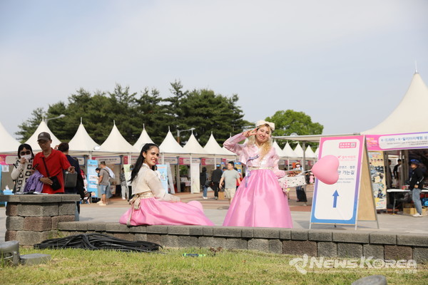 지난 5일 문화체육관광부 K-인플루언서, 코리아넷 명예기자단이 ‘2025 천안 K-컬처박람회’ 가 한복을 입고 박람회장을 기념촬영을 하고 있다.  @천안시