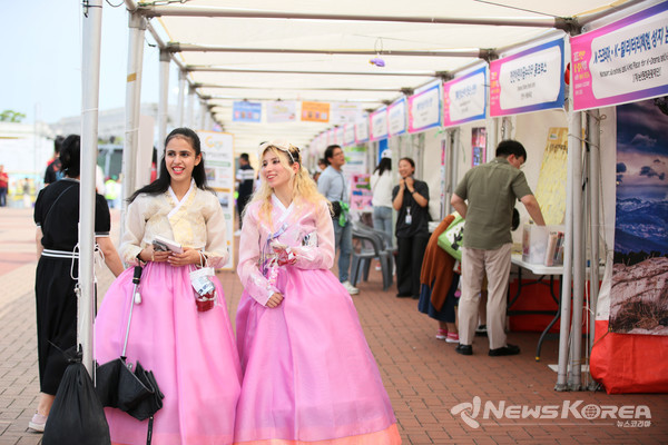 지난 5일 문화체육관광부 K-인플루언서, 코리아넷 명예기자단이 ‘2025 천안 K-컬처박람회’ 가 한복을 입고 박람회장을 기념촬영을 하고 있다.  @천안시