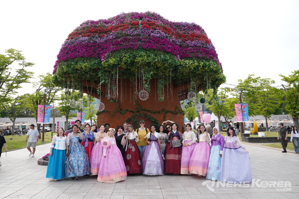 지난 5일 문화체육관광부 K-인플루언서, 코리아넷 명예기자단이 ‘2025 천안 K-컬처박람회’ 가 한복을 입고 박람회장을 기념촬영을 하고 있다.  @천안시