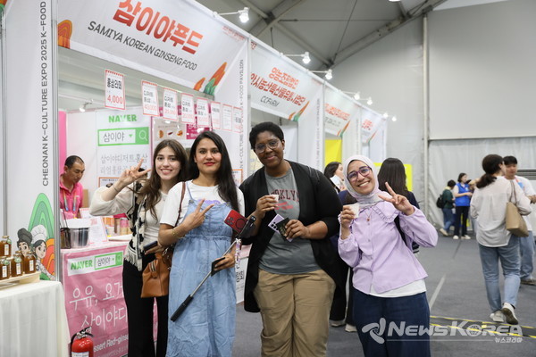 지난 5일 문화체육관광부 K-인플루언서, 코리아넷 명예기자단이 ‘2025 천안 K-컬처박람회’ 게임 산업전시관에서 기념 촬영을 하고 있다.  @천안시