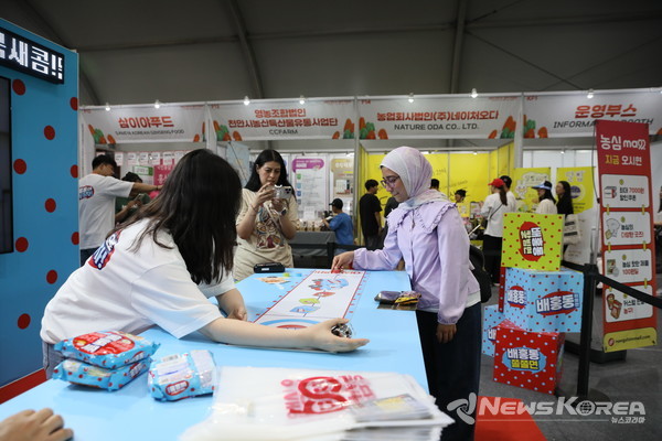 지난 5일 문화체육관광부 K-인플루언서, 코리아넷 명예기자단이 ‘2025 천안 K-컬처박람회’ 푸드 산업전시관에서 팝업스토어 이벤트에 참여하고 있다.  @천안시