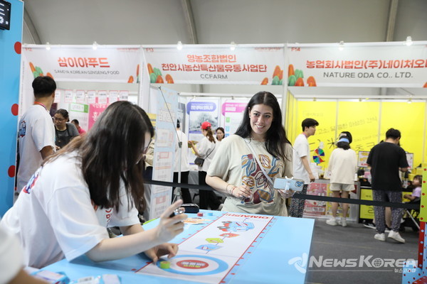 지난 5일 문화체육관광부 K-인플루언서, 코리아넷 명예기자단이 ‘2025 천안 K-컬처박람회’ 푸드 산업전시관에서 팝업스토어 이벤트에 참여하고 있다. @천안시