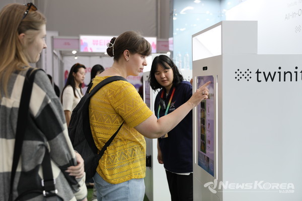 지난 5일 문화체육관광부 K-인플루언서, 코리아넷 명예기자단이 ‘2025 천안 K-컬처박람회’ 푸드 산업전시관에서 관련 제품을 둘러보고 있다. @천안시