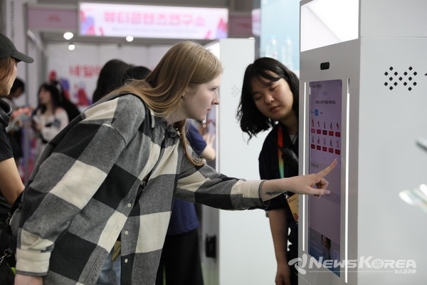 지난 5일 문화체육관광부 K-인플루언서, 코리아넷 명예기자단이 ‘2025 천안 K-컬처박람회’ 푸드 산업전시관에서 관련 제품을 둘러보고 있다. @천안시