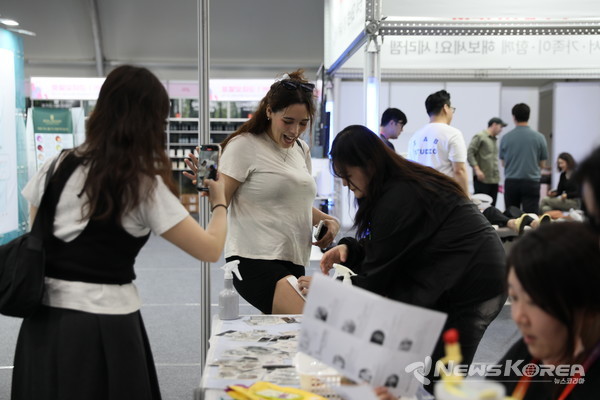 지난 5일 문화체육관광부 K-인플루언서, 코리아넷 명예기자단이 ‘2025 천안 K-컬처박람회’ 푸드 산업전시관에서 팝업스토어 이벤트에 참여하고 있다. @천안시