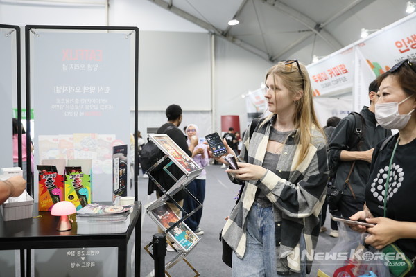 지난 5일 문화체육관광부 K-인플루언서, 코리아넷 명예기자단이 ‘2025 천안 K-컬처박람회’ 푸드 산업전시관에서 관련 제품을 둘러보고 있다. @천안시