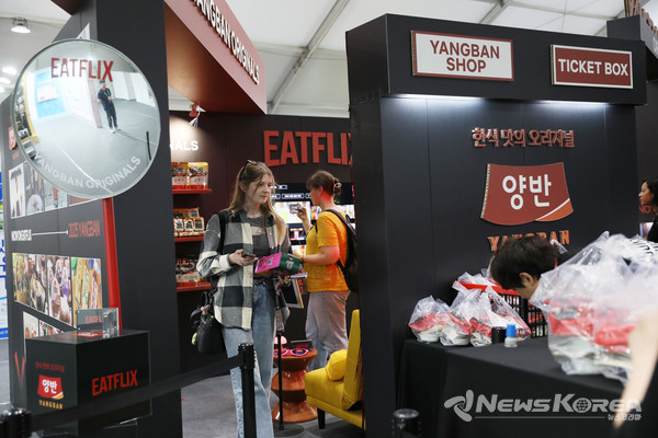 지난 5일 문화체육관광부 K-인플루언서, 코리아넷 명예기자단이 ‘2025 천안 K-컬처박람회’ 푸드 산업전시관에서 관련 제품을 둘러보고 있다. @천안시