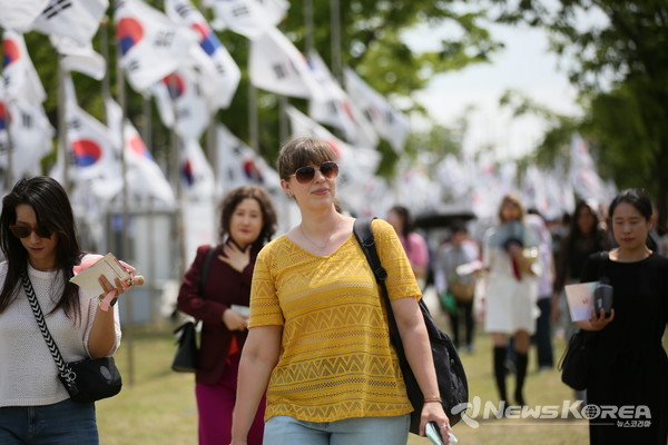 6일 초청 팸투어에 참여하는 외국인 인플루언서들이 ‘2025 천안 K-컬처박람회’를 둘러보고 있다 @천안시