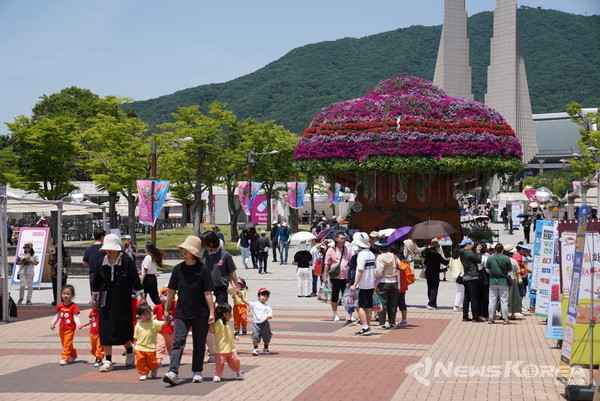 4일 개막한 2025 천안 K-컬처 박람회장을 찾은 나들이객들 @천안시