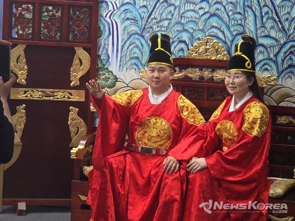 방문객들이 세종대왕 복식체험을 통해 기념 촬영을 하고 있다. @뉴스코리아 최신 기자