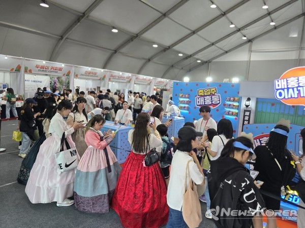 외국인 인플루언서들이 한복을 입고 체험행사에 직접 참여 하고 있다. @뉴스코리아 최신 기자