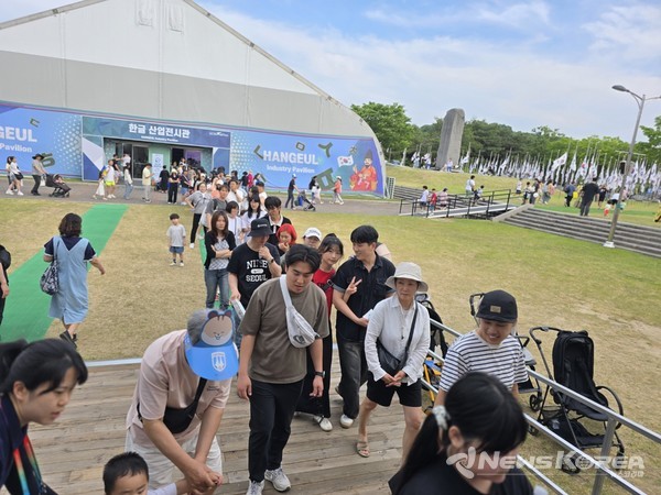 K-푸드 산업전시관으로 입장하고 있는 방문객들의 모습 @뉴스코리아 최신 기자 