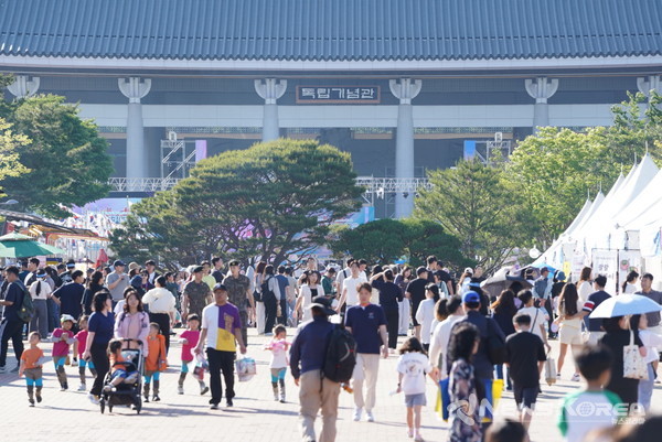 가족단위 방문객들의 모습이 보인다. @뉴스코리아 최신 기자 