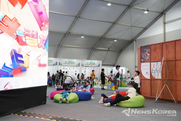 관광객과 시민들이 ‘2025 천안 K-컬처박람회’ 한글 산업전시관에서 실감미디어아트를 관람하고 있다. @천안시