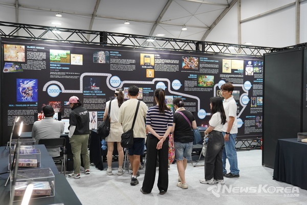 관광객들이 ‘2025 천안 K-컬처박람회' 게임 산업전시관에서 게임역사특별전을 관람하고 있다. @천안시