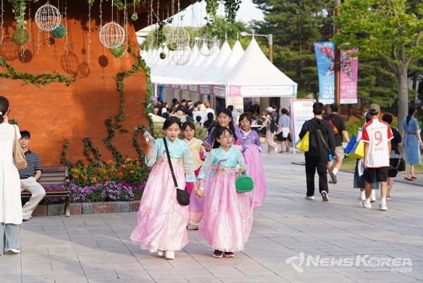 ‘2025 천안 K-컬처박람회’ 축제장을 방문한 시민과 관광객의 모습. @천안시