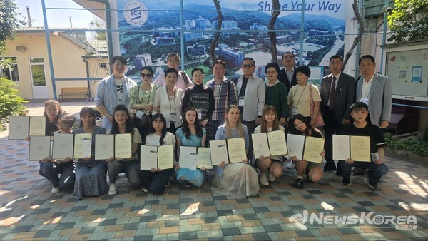 ▲민주평통 아산시협의회 대표단이 타슈켄트 세종학당을 방문해 장학증서를 전달한 후, 수여 학생들과 함께 기념촬영을 하고 있다. @뉴스코리아 신현권 동포기자