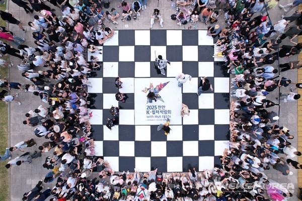 지난 7일 시민과 관광객들이 ‘2025 천안 K-컬처박람회’에서 열린 웰컴 K-아트 페스티벌을 관람하고 있다. @천안시