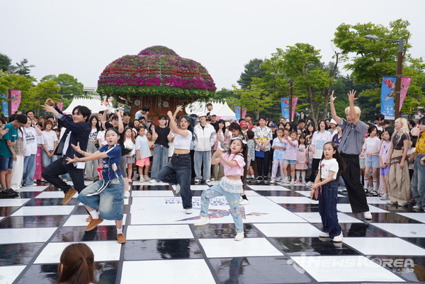 지난 7일 시민과 관광객들이 ‘2025 천안 K-컬처박람회’에서 열린 웰컴 K-아트 페스티벌을 관람하고 있다. @천안시