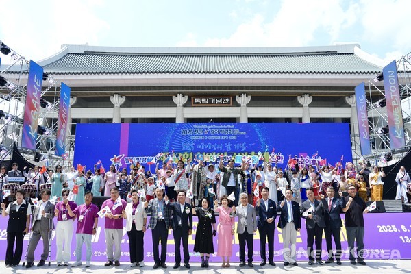 2025 천안 컬처박람회 폐막식이 열리는 독립기념관 특설무대에서 세계인의날을 기념해 열린 제12회 외국인 축제 현장  @뉴스코리아 최신 기자 