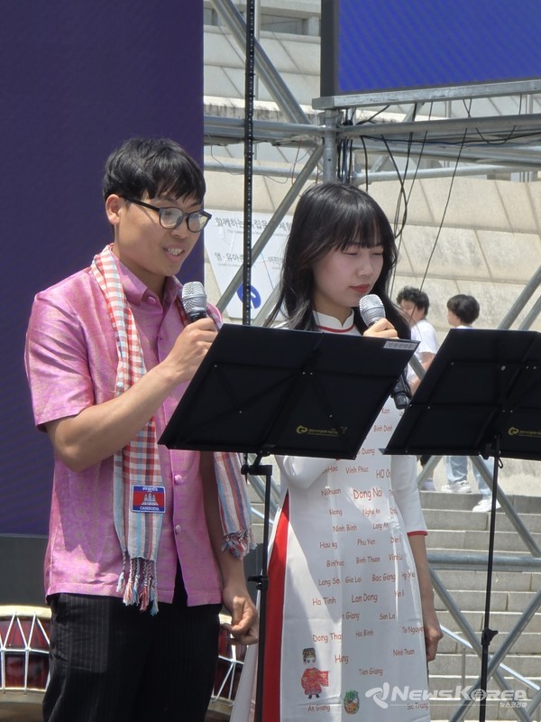 렌 본쏙(Ren Bunsok, 캄보디아), 로안(Phammai Loan, 베트남) 씨가 세계인권선언문 낭독을 하고 있다. @뉴스코리아 최신 기자