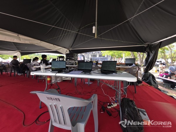 메인 음향 콘솔에서 통역 시스템으로 음성이 연결되면 시스템을 거친 통역 화면은 다시 메인 영상 시스템으로 연결되어 실시간 통역이 이뤄지는 방식이다. (1~2초 간격의 딜레이는 발생한다.) @뉴스코리아 최신 기자