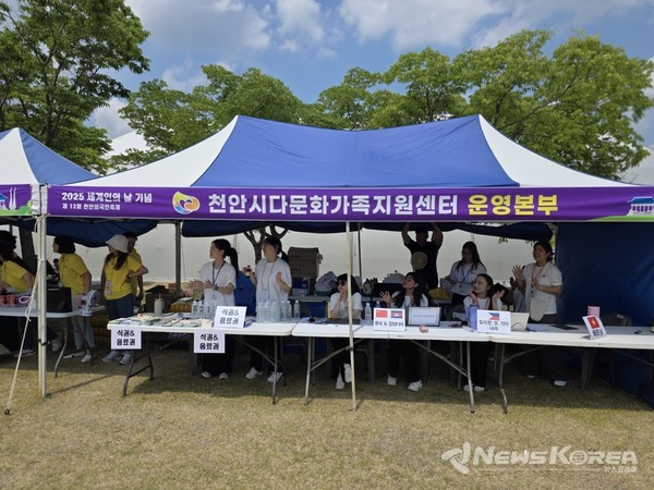 축제에 사전 등록한 외국인과 가족들을 대상으로 샌드위치와 음료가 제공되었다. 사진은 천안시다문화가족지원센터 자원봉사자 부스 @뉴스코리아 최신 기자