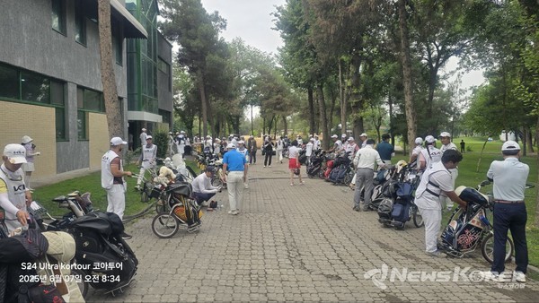 ▲‘막스로얄컵 한인 골프대회’에 참가한 한인 골퍼들과 캐디들이 티오프 준비를 위해 타슈켄트 레이크사이드 골프클럽 클럽하우스 앞에 모여 있는 모습. 이번 대회에는 총 80여 명의 한인 남녀 골퍼가 참가해 성황을 이뤘다. @뉴스코리아 신현권 동포기자