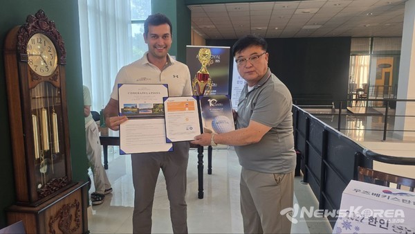  ▲1위 수상자인 백종경 골퍼가 조기 귀가함에 따라, 우즈베키스탄 한인골프회 신철 회장(오른쪽)이 대신 트로피를 수상하고 있다. 왼쪽은 막스로얄 그룹 수석 프로 교칸 니치  @뉴스코리아 신현권 동포기자