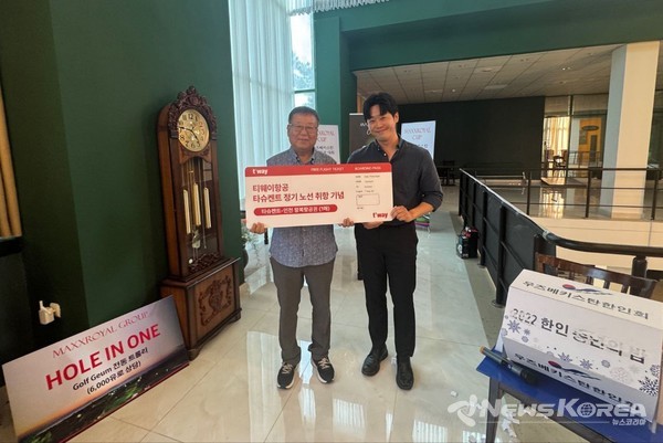 ▲티웨이항공 타슈켄트–인천 노선 취항 기념 왕복 항공권 행운권에 당첨된 본지 신현권 기자(왼쪽)가 티웨이항공  정재훈지점장과 함께 기념촬영을 하고 있다. @뉴스코리아 신현권 동포기자