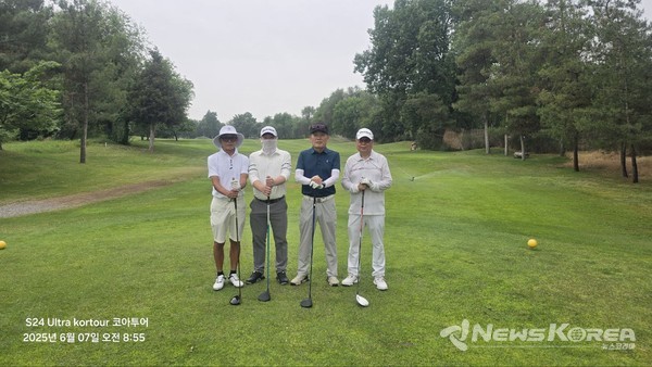 ▲타슈켄트 레이크사이드 골프클럽 티잉 그라운드에서 라운딩 전 기념촬영을 하고 있다. 사진 오른쪽에서 두 번째는 이번 대회에서 최저타(72타)를 기록한 김정호 골퍼. @뉴스코리아 신현권 동포기자