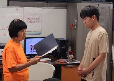 김사빈 하와이 문인협회 회장이 본지 김기자에게 '문학장학생'선정서'를 전달했다.