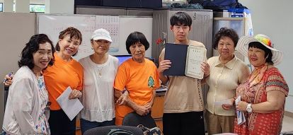 하와이 문인협회 회원들이 본지 김무성 기자의 '문학장학생 선정'을 함께 축하했다. @뉴스코리아 김나혜 기자