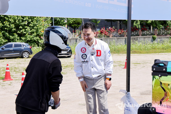 ▲오언석 도봉구청장(오른쪽)이 배달플랫폼 종사자와 반갑게 인사를 하고 있다(2025. 6. 4. 성균관대학교 야구장) @도봉구