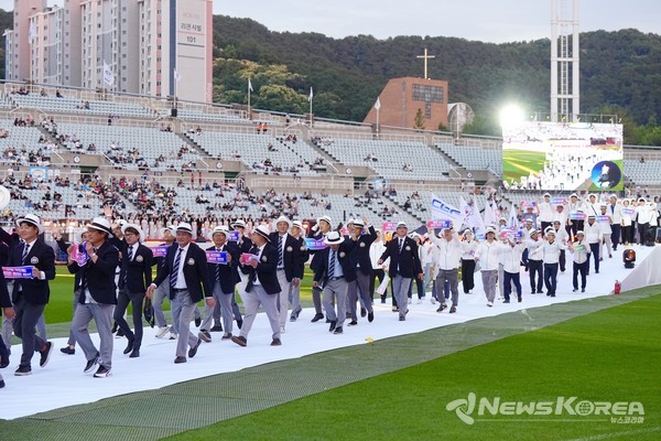 도민체전 선수단이 입장하고 있다. @충청남도