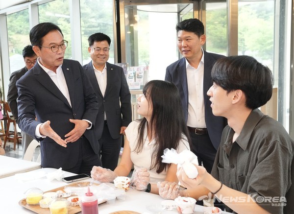 14일 김석필 천안시장 권한대행 부시장이 천안시청 로비에서 열린 '빵지순례 빵빵데' 호두과자 굽기 체험장을 둘러보고 있다  @천안시