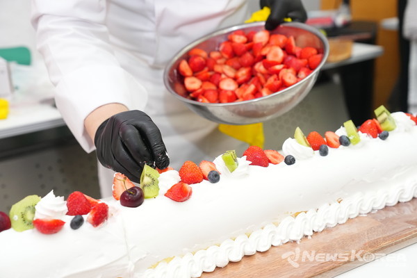 14일 천안시청 로비에서 열린 '빵지순례 빵빵데'  대형 롤케이크 만들기 행사가 열렸다. @천안시